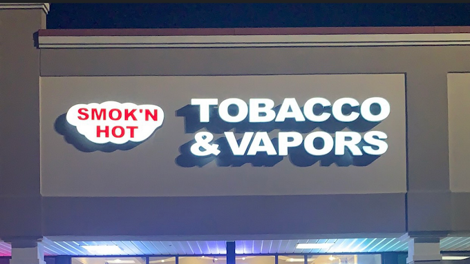 Smoke’N Hot tobacco & vape  Logo